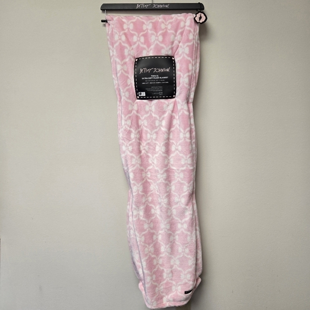 Betsy Johnson Ribbon Bows Twin XL Ultra Soft Plush Throw Blanket Pink - Picture 5 of 5